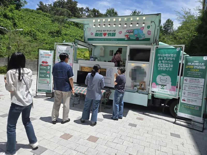 교직원들이 트럭 창구에서 음료를 받는 모습
