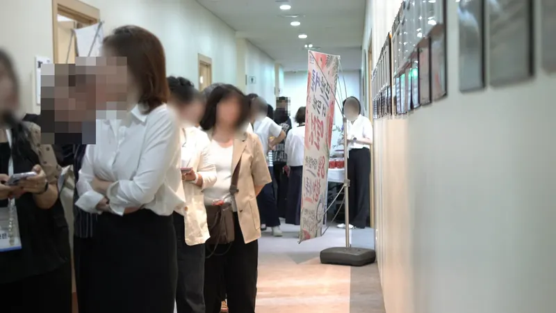 실내 복도에 줄 선 손님들